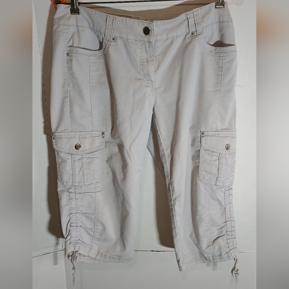 White House/ Black Market Light Gray Cargo Capris Size 4 - Picture 1 of 8
